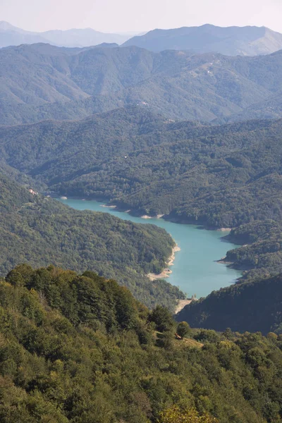 güneşli bir günde İtalya'da antola dağda yürümek