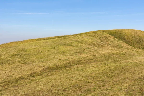 güneşli bir günde İtalya'da antola dağda yürümek
