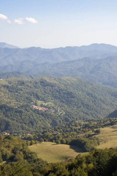 güneşli bir günde İtalya'da antola dağda yürümek
