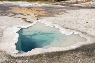 Wyoming Yellowstone Milli Parkı'nda eski sadık Havzası'nda Gayzer