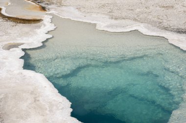 Wyoming Yellowstone Milli Parkı'nda eski sadık Havzası'nda Gayzer