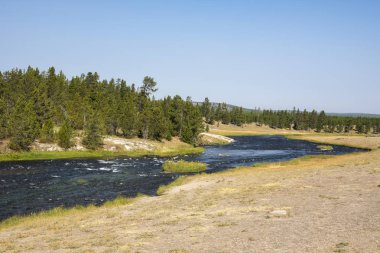 Wyoming Yellowstone Milli Parkı'nda büyük prizmatik bahar Havzası gayzer