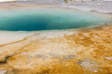 Wyoming Yellowstone Milli Parkı'nda büyük prizmatik bahar Havzası gayzer