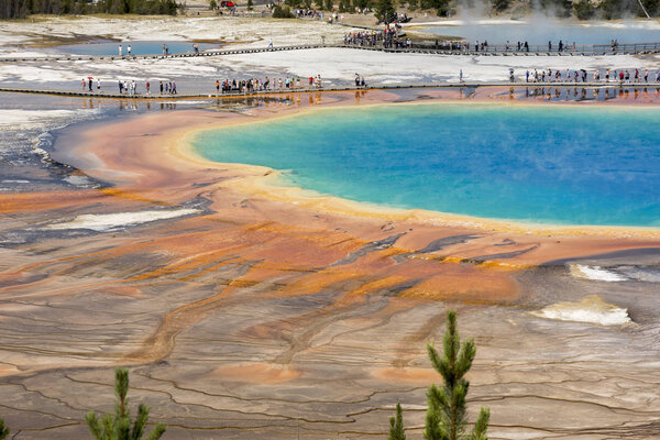 Гейзер в большом призматическом бассейне в Йеллоустонском национальном парке в Вайоминге
