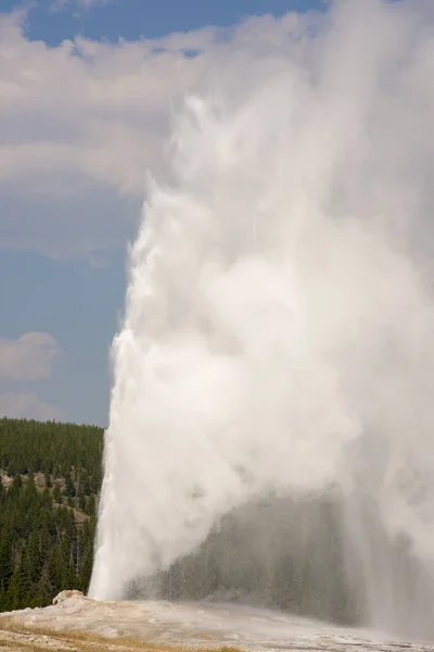 Starý Věrný Gejzír Staré Věrné Pánvi Yellowstonských Národních Parcích Wyomingu — Stock fotografie