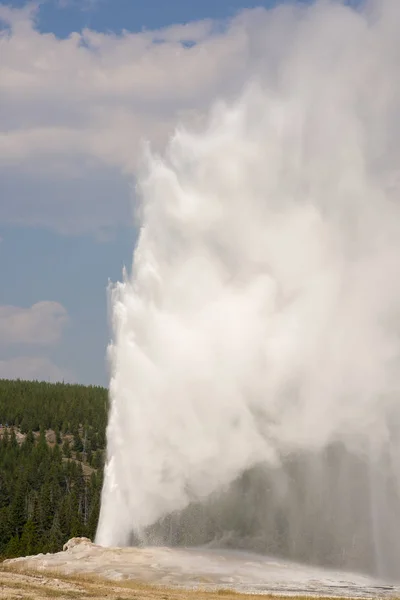 Starý Věrný Gejzír Staré Věrné Pánvi Yellowstonských Národních Parcích Wyomingu — Stock fotografie