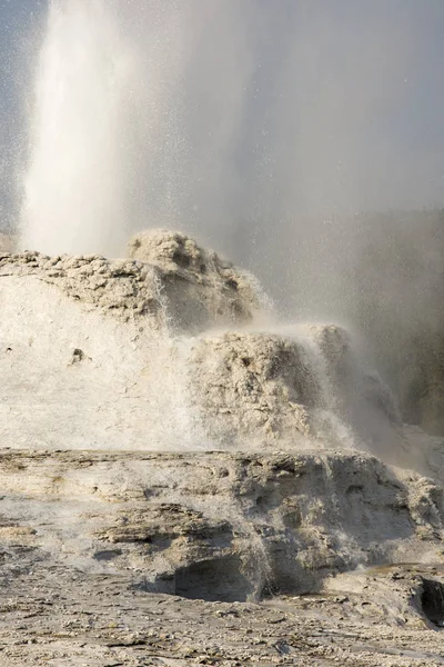 怀俄明州黄石公园古老忠实盆地的城堡忠诚的间歇泉 — 图库照片