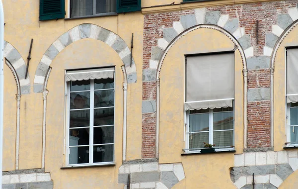 Fenêtres Dans Ancien Bâtiment Ville Gênes Italie — Photo