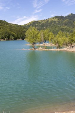Liguria Cenova dağlarında Brugneto yapay göl üzerinde manzara