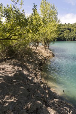 Liguria Cenova dağlarında Brugneto yapay göl üzerinde manzara