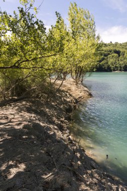 Liguria Cenova dağlarında Brugneto yapay göl üzerinde manzara