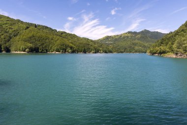 Liguria Cenova dağlarında Brugneto yapay göl üzerinde manzara