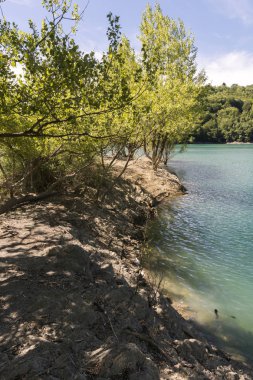 Liguria Cenova dağlarında Brugneto yapay göl üzerinde manzara