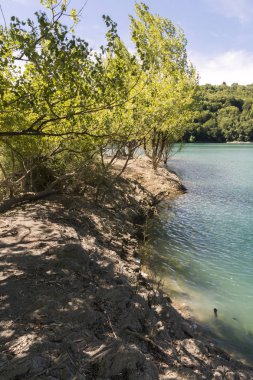 Liguria Cenova dağlarında Brugneto yapay göl üzerinde manzara