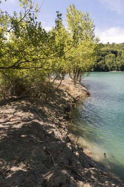 Liguria Cenova dağlarında Brugneto yapay göl üzerinde manzara