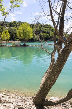 Liguria Cenova dağlarında Brugneto yapay göl üzerinde manzara