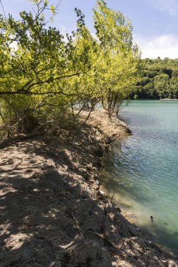 Liguria Cenova dağlarında Brugneto yapay göl üzerinde manzara