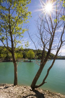 Liguria Cenova dağlarında Brugneto yapay göl üzerinde manzara