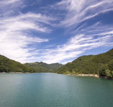 Liguria Cenova dağlarında Brugneto yapay göl üzerinde manzara