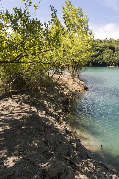 Liguria Cenova dağlarında Brugneto yapay göl üzerinde manzara