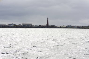 Ulusal Turistik Rota Andoya boyunca Norveç Lofoten Andenes deniz ve dağ arasında manzara