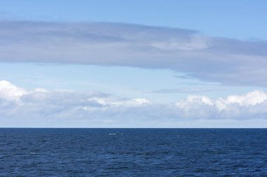 Ulusal Turistik Rota Andoya boyunca Norveç Lofoten Andenes deniz ve dağ arasında manzara