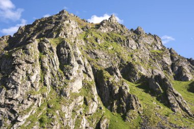 Ulusal Turistik Rota Andoya boyunca Norveç Lofoten Andenes deniz ve dağ arasında manzara