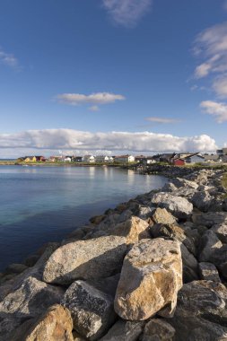 Ulusal Turistik Rota Andoya boyunca Norveç Lofoten Andenes deniz ve dağ arasında manzara