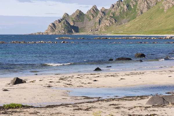ノルウェーのロフォーテンのアンデネスの海と山の間の風景 — ストック写真