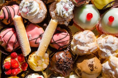 tipik Sicilya tatlılar tepsi