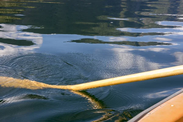 Boottocht Tussen Bergen Aan Sognefjord Laerdal Noorwegen — Stockfoto