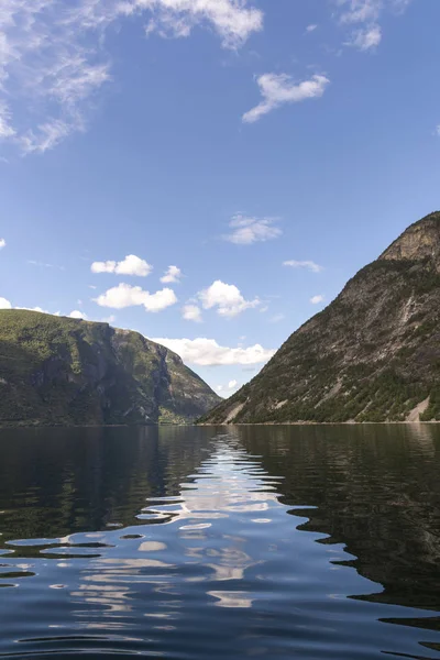 Hajóútra Hegyek Között Sognefjord Laerdal Norvégiában — Stock Fotó