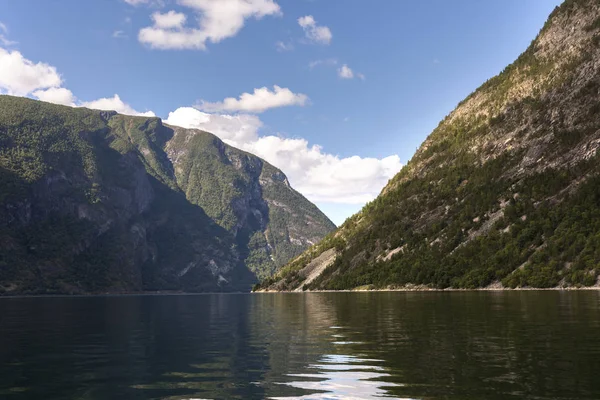 ノルウェーのソグネフィヨルド ラーダル山間のボート乗り — ストック写真