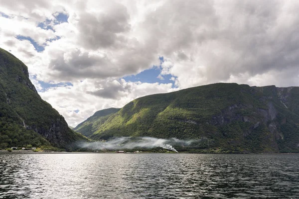 Hajóútra Hegyek Között Sognefjord Laerdal Norvégiában — Stock Fotó