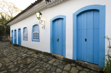 renkli kapı ve Paraty Brezilya içinde pencere eşiği ile beyaz evler