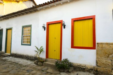 renkli kapı ve Paraty Brezilya içinde pencere eşiği ile beyaz evler