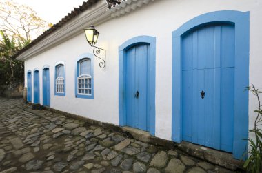 renkli kapı ve Paraty Brezilya içinde pencere eşiği ile beyaz evler