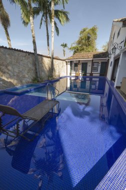 renkli kapı ve Paraty Brezilya içinde pencere eşiği ile beyaz evler