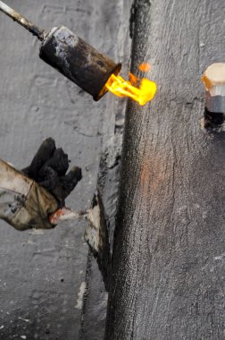 Bitümlü kılıf ile bir binanın bir çatı yenileme sırasında inşaat çalışmaları