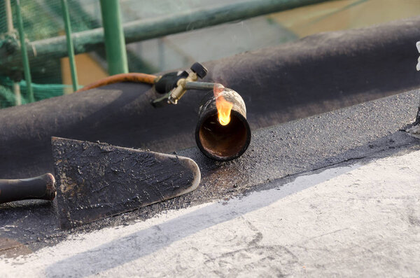 construction work during the renovation of a roof of a building with bituminous sheath