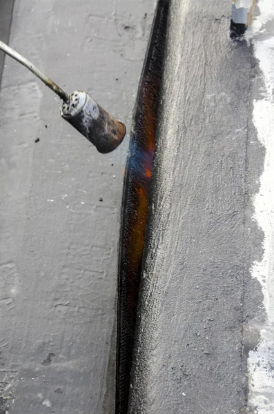 Bitümlü kılıf ile bir binanın bir çatı yenileme sırasında inşaat çalışmaları