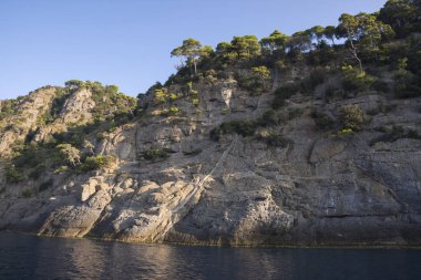 Italya 'da Cenova 'da Portofino sahilinde bir tekne gezisi sırasında görülen manzaralar, evler ve villalar
