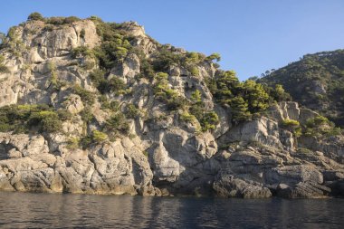 Italya 'da Cenova 'da Portofino sahilinde bir tekne gezisi sırasında görülen manzaralar, evler ve villalar