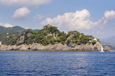 Italya 'da Cenova 'da Portofino sahilinde bir tekne gezisi sırasında görülen manzaralar, evler ve villalar