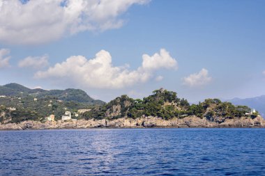 Italya 'da Cenova 'da Portofino sahilinde bir tekne gezisi sırasında görülen manzaralar, evler ve villalar