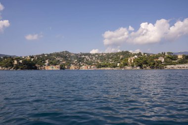 Italya 'da Cenova 'da Portofino sahilinde bir tekne gezisi sırasında görülen manzaralar, evler ve villalar