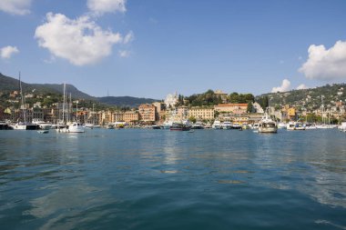 Italya 'da Cenova 'da Portofino sahilinde bir tekne gezisi sırasında görülen manzaralar, evler ve villalar