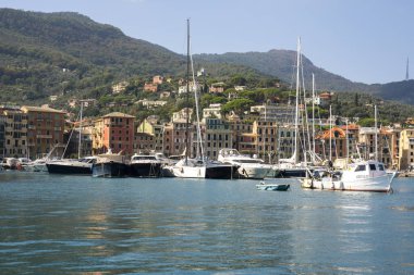 Italya 'da Cenova 'da Portofino sahilinde bir tekne gezisi sırasında görülen manzaralar, evler ve villalar