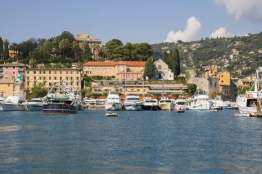 Italya 'da Cenova 'da Portofino sahilinde bir tekne gezisi sırasında görülen manzaralar, evler ve villalar