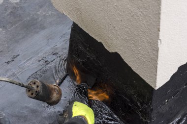 Kaplama ve izolasyon İtalya bir çatı yenileme sırasında su yalıtım döşeme